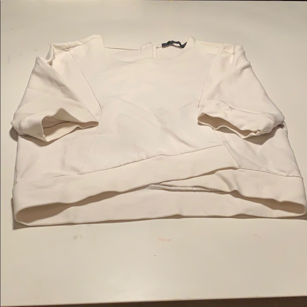 white zara crop top with fitted sleeve